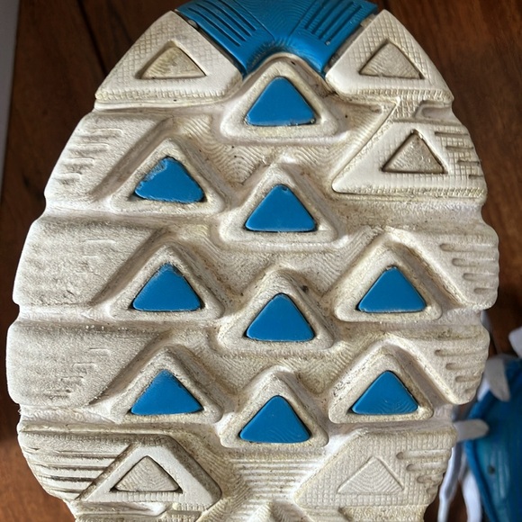 Saucony Running shoes. - Picture 4 of 8